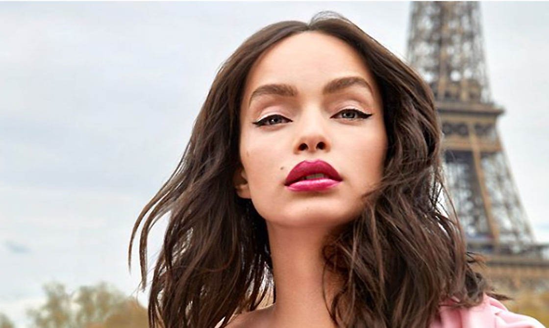 Piel perfecta, eyeliner negro y un tono fucsia de la gama de Glow Paradise Balm para unos labios más carnosos de manera natural.